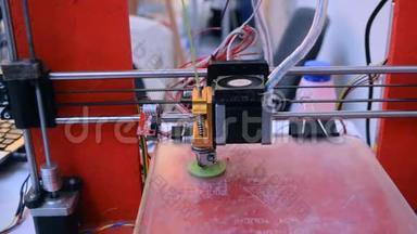 3D打印机工作关闭。 自动三维立体打印机